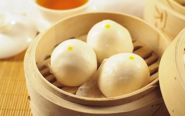 說(shuō)到面食，它主要就是以面粉制作成的食物，并且各個(gè)地方都有不同種類的面食，尤其是愛(ài)吃面食的北方地區(qū)來(lái)說(shuō)，基本上餐餐都離不開(kāi)面食的存在，一般比較常見(jiàn)的面食有面條，包子，饅頭，油條等等，受到了人們的喜愛(ài)，有在家做過(guò)面食的朋友都知道，發(fā)面是面食制作過(guò)程中非常關(guān)鍵的一步，今天小編就來(lái)給大家分享下，面食“發(fā)面”的6個(gè)訣竅，新手也能輕松掌握。